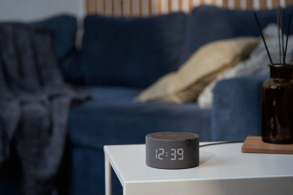 Яндекс - станция мини с часами инновационный голосовой ассистент в новом облике.webp